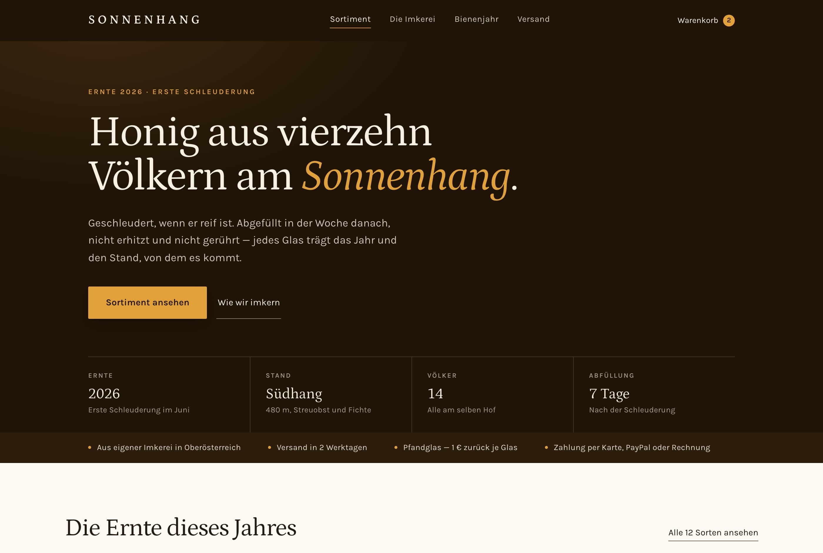 Gestaltungsbeispiel, fiktiver Betrieb: mein Entwurf für denselben erfundenen Imkerei-Shop — dunkler Bernsteinton, große Überschrift, ein Honigglas als Produktbühne, klare Navigation und Produktpreise